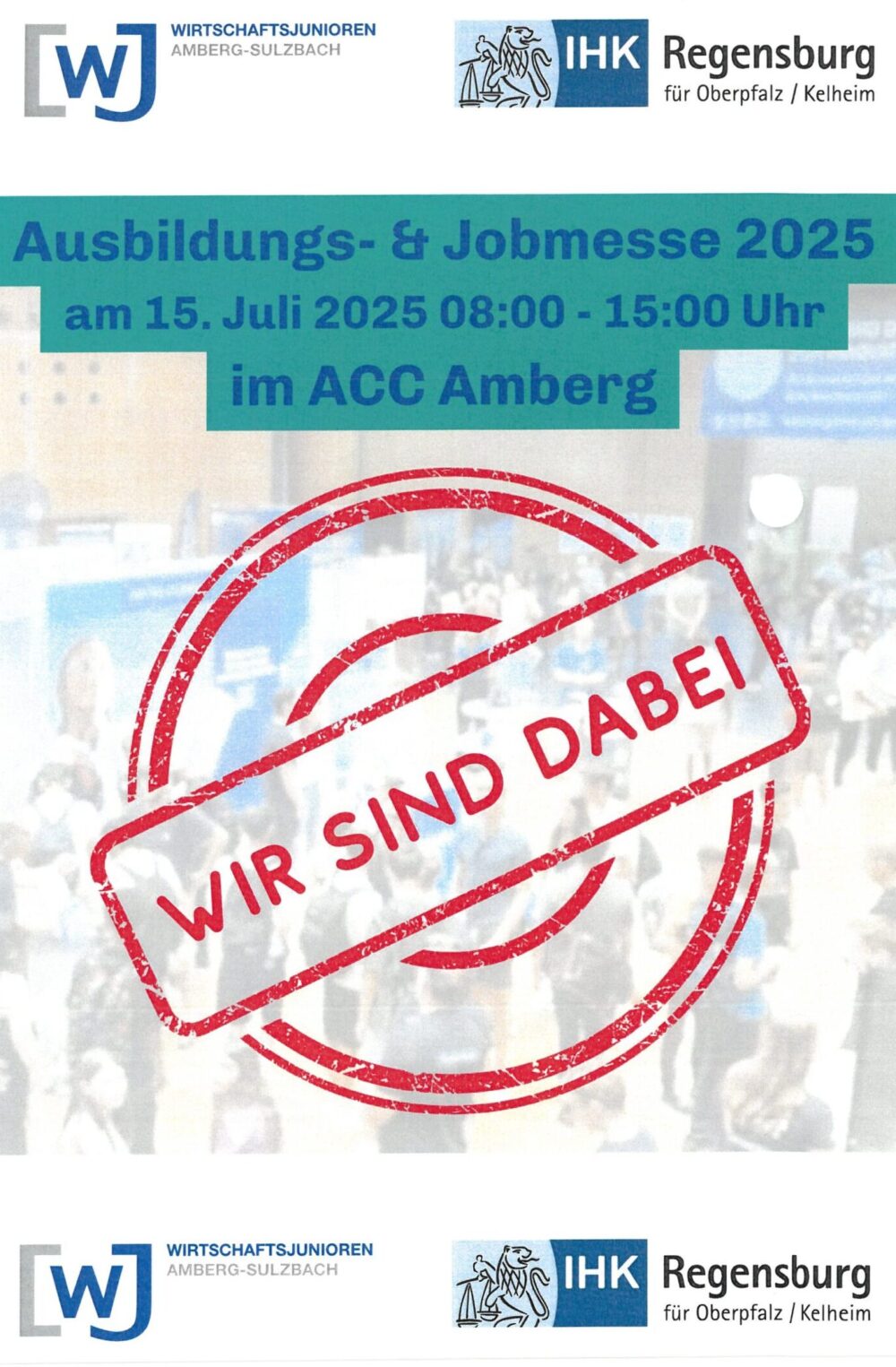 Plakat zur „Ausbildungs- & Jobmesse 2025“ am 15. Juli 2025, 8:00-15:00 Uhr im ACC Amberg, mit einem roten „WIR SIND DABEI!“-Stempel vor einem unscharfen Hintergrund von Menschen auf einer Jobmesse.