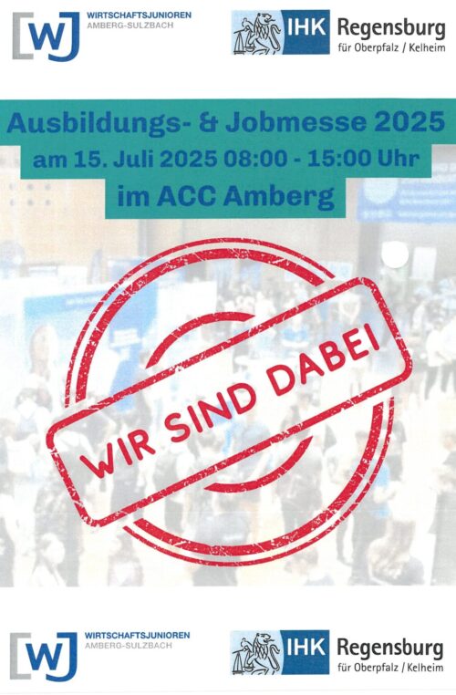 Plakat zur „Ausbildungs- & Jobmesse 2025“ am 15. Juli 2025, 8:00-15:00 Uhr im ACC Amberg, mit einem roten „WIR SIND DABEI!“-Stempel vor einem unscharfen Hintergrund von Menschen auf einer Jobmesse.